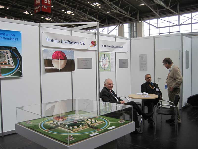 Stand der Oase des Weltfriedens auf der AGORA des Ökumenischen Kirchentags in München